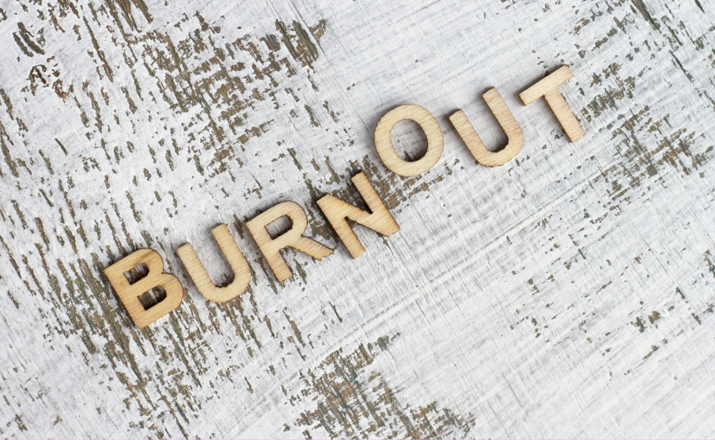 Jak rozmawiać o wypaleniu zawodowym w organizacji: praktyczny przewodnik dla liderów i HR